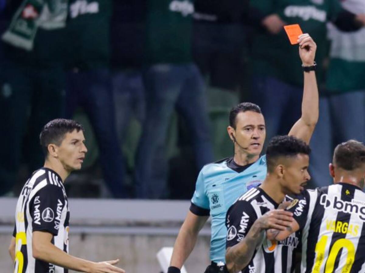 Atlético Mineiro confirma multa económica a Eduardo Vargas por su expulsión en Copa Libertadores
