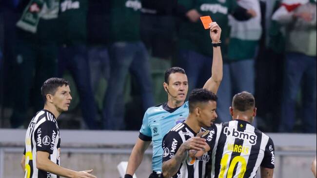 Eduardo Vargas recibe multa económica por su expulsión en Libertadores