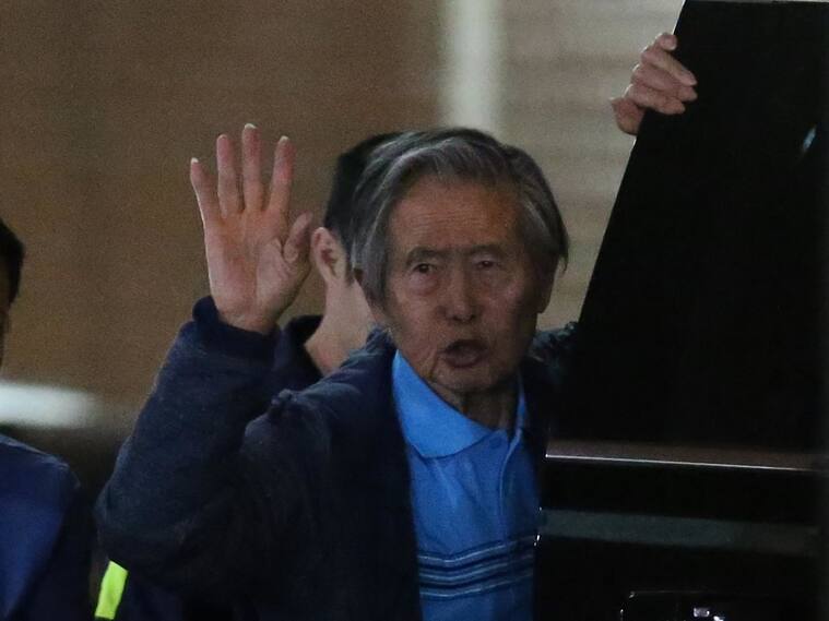 El exdictador peruano Alberto Fujimori saluda a sus fanáticos