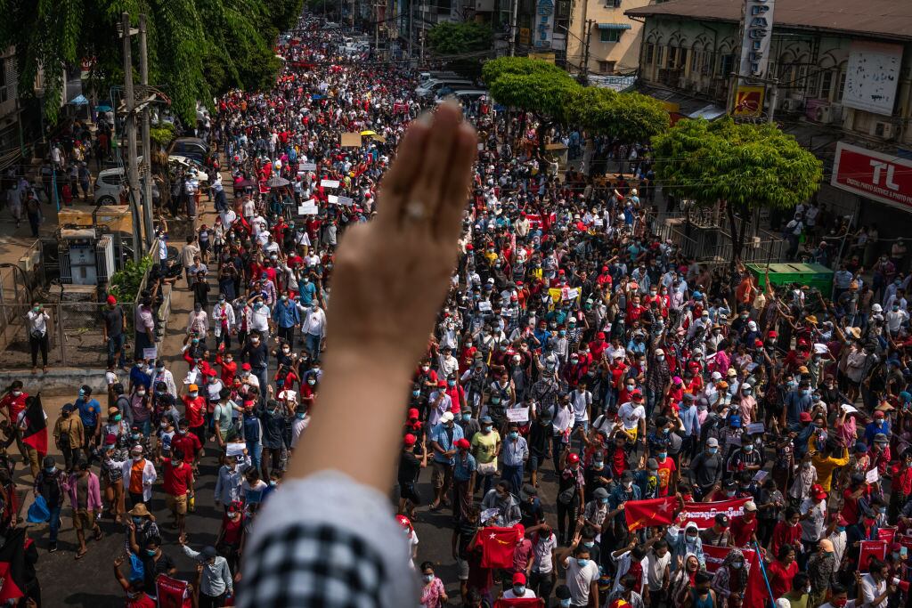 El gesto de la desobediencia civil frente a la masiva marcha en Rangún