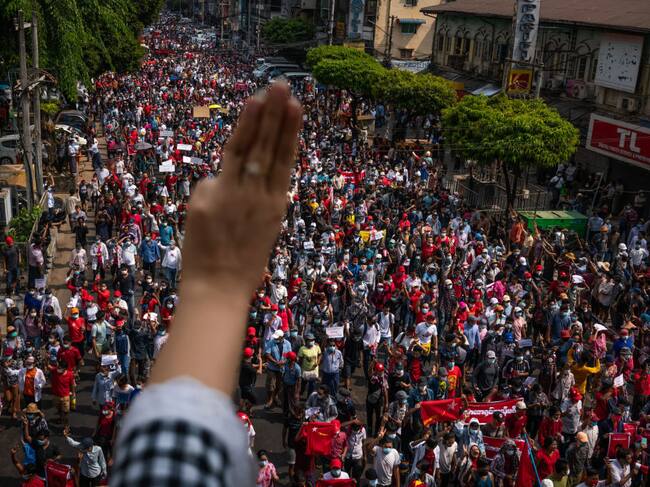 El gesto de la desobediencia civil frente a la masiva marcha en Rangún