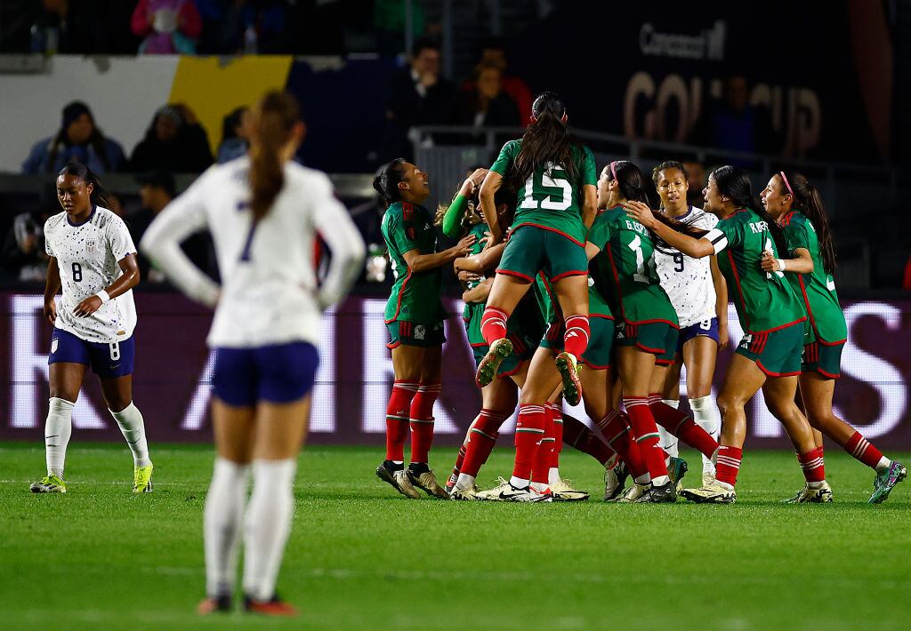 Una jugadora de Estados Unidos e el festejo de la Selección de México en el Estadio Dignity Health Sports Park en Los Angeles, Estado de California.