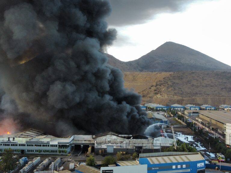 Seis comunas de la RM suspendieron las clases debido a gigantesco incendio que afecta a una fábrica de revestimientos