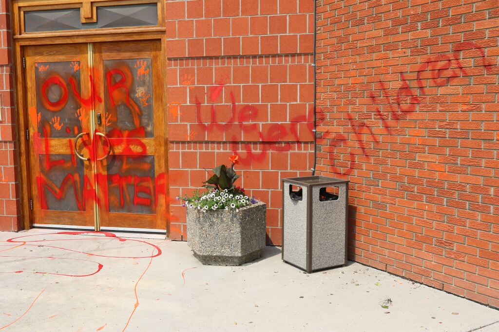 Manifestantes pintaron una iglesia en Calgary tras los abusos contra niños