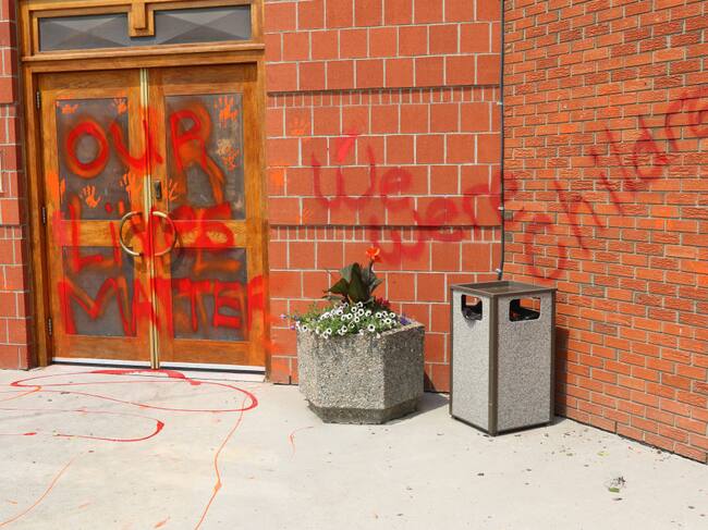 Manifestantes pintaron una iglesia en Calgary tras los abusos contra niños