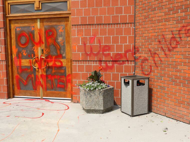 Manifestantes pintaron una iglesia en Calgary tras los abusos contra niños