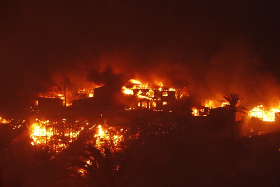 Violento incendio forestal afecta a partes de la comuna de Viña del Mar
