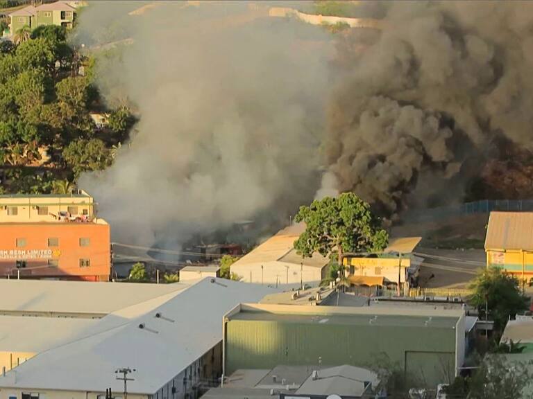 La protesta de policías, soldados y gendarmes alienta los disturbios y los saqueos en Puerto Moresby, la capital de Papúa Nueva Guinea.