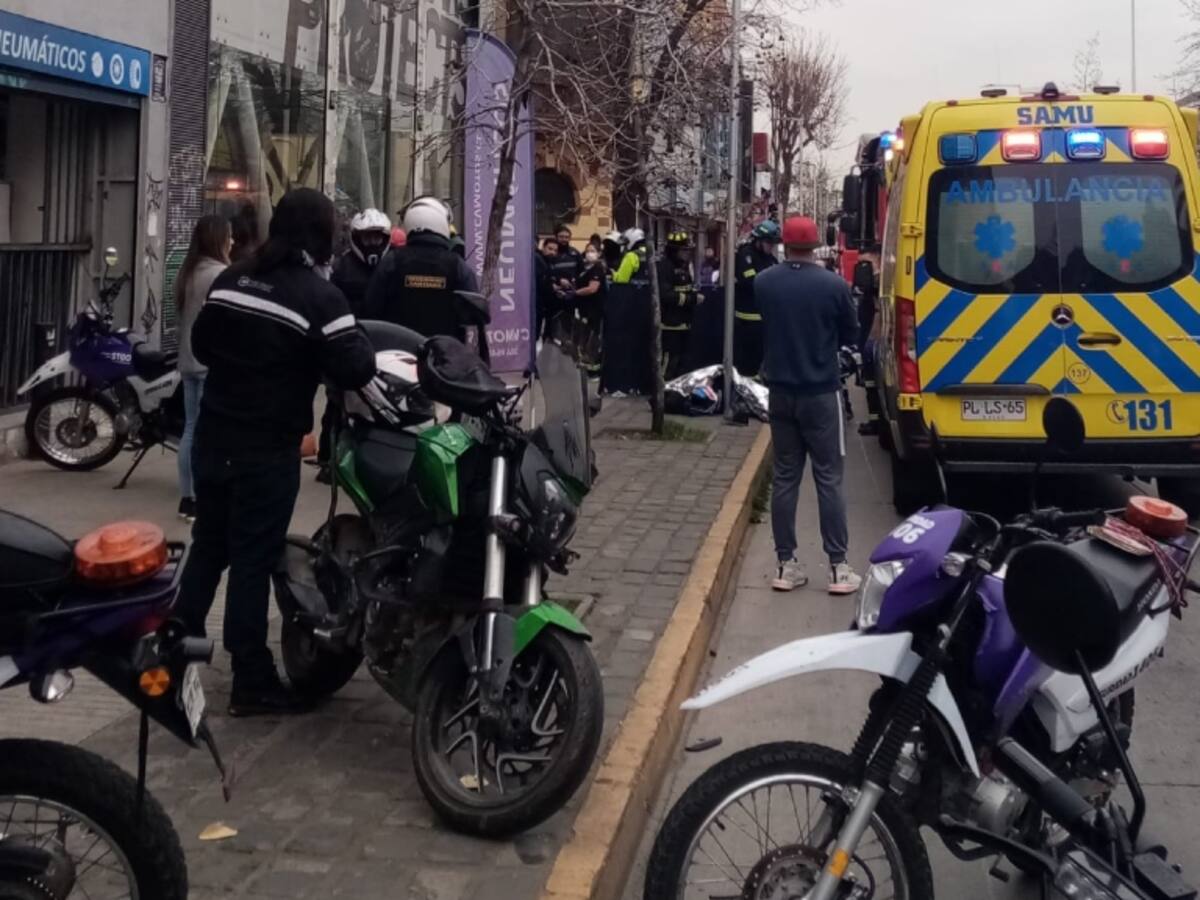 Motorista muere tras chocar con vehículo en fatal accidente de tránsito registrado en el centro de Santiago