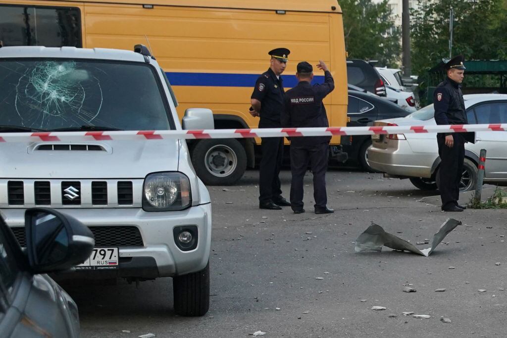 Policías custodian restos de un dron destruido en Krasnogorsk de Rusia
