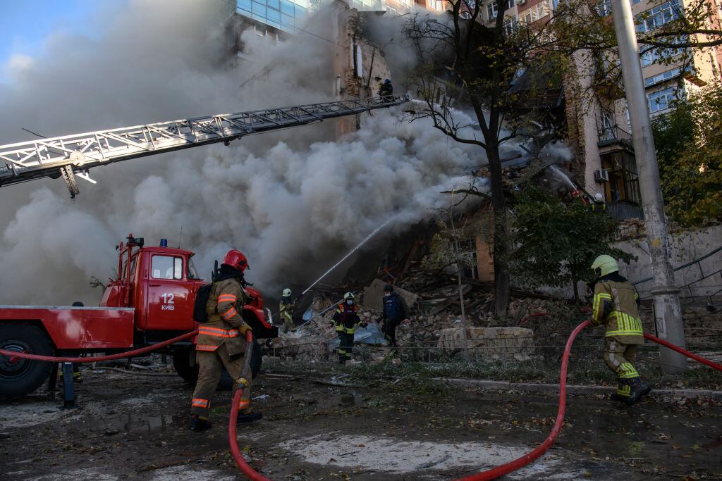 Dron daña un edificio en Kiev y bomberos intentan apagar el fuego en Ucrania