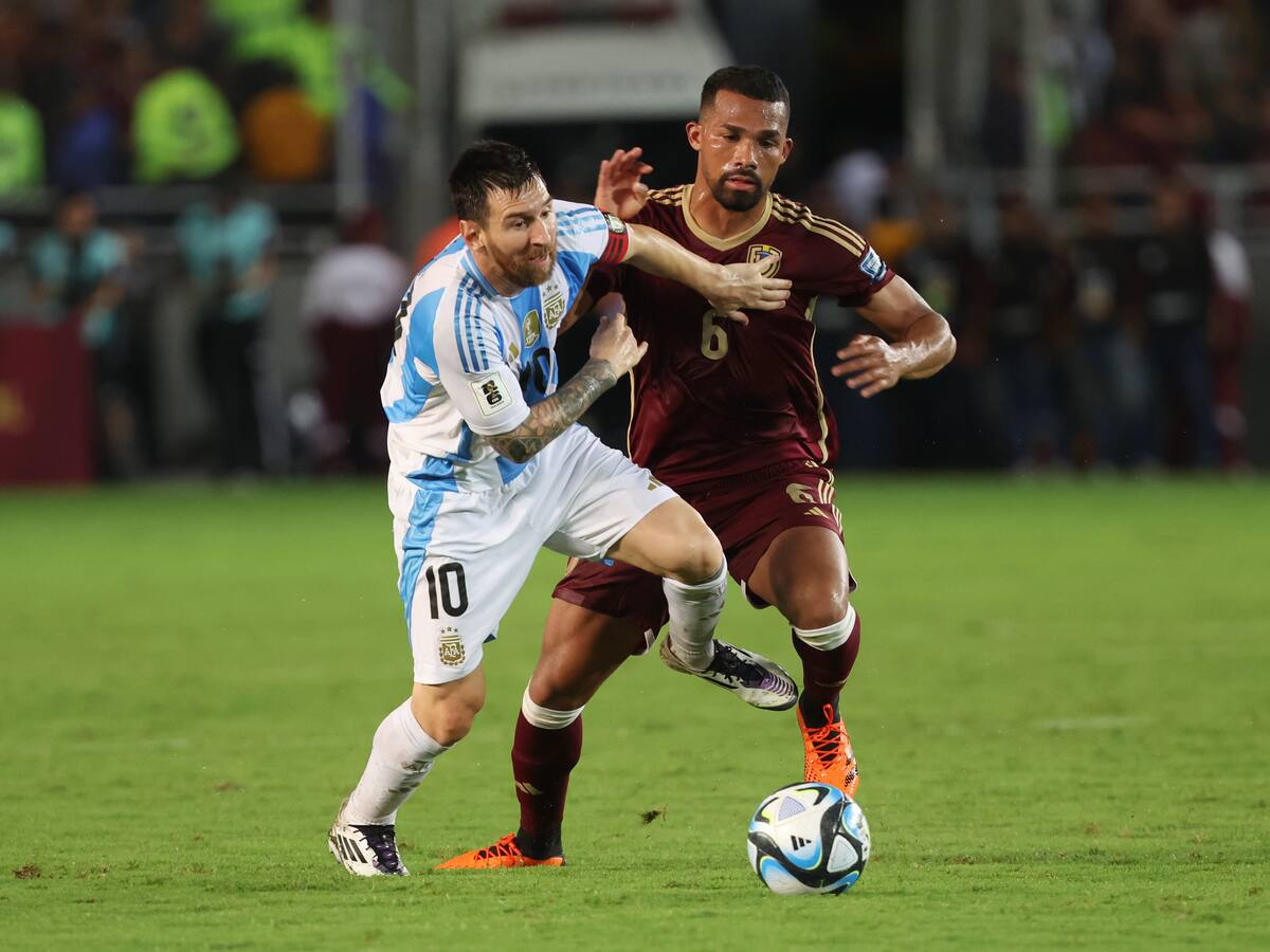 En una cancha hecha piscina, Argentina rescata un empate ante Venezuela