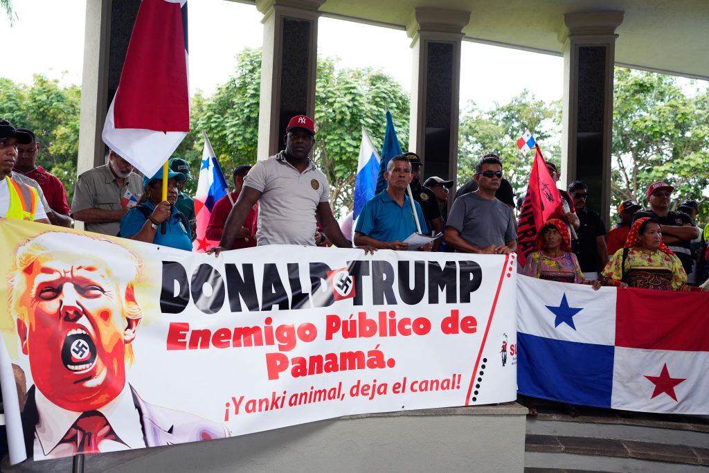 Personas se manifiestan en la capital panameña en contra del presidente electo estadounidense Donald Trump por hablar sobre la captura del canal de Panamá