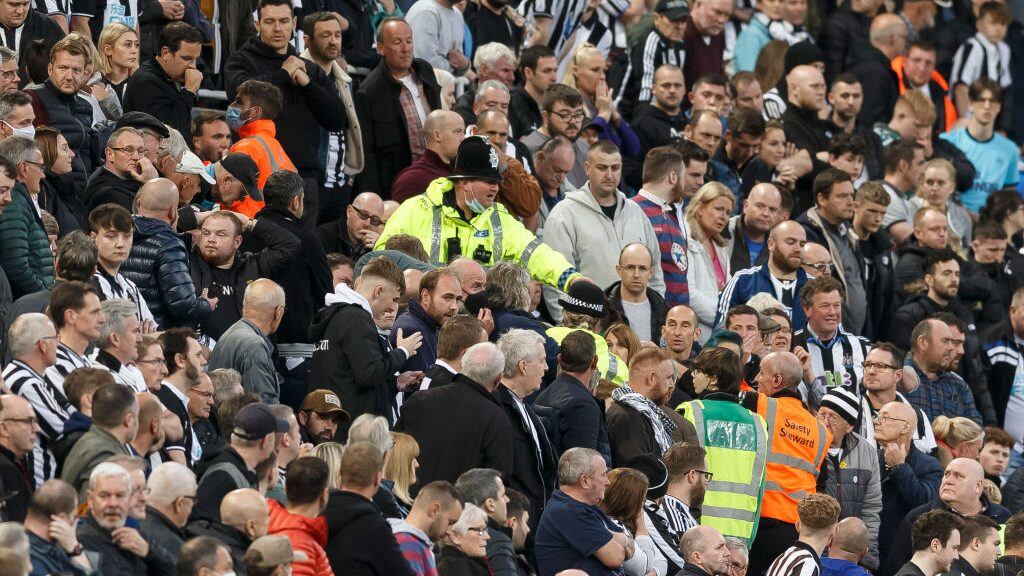 Urgencia médica en tribunas interrumpió el duelo entre Newcastle y Tottenham