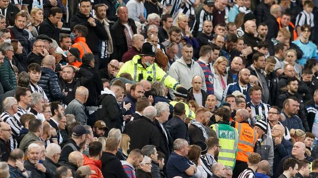 Urgencia médica en tribunas interrumpió el duelo entre Newcastle y Tottenham