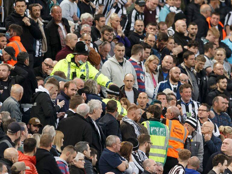 Urgencia médica en tribunas interrumpió el duelo entre Newcastle y Tottenham