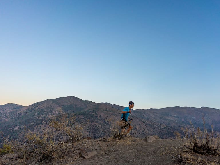 Profesor chileno corre desde la Plaza de Armas de Santiago hasta cumbre del Cerro El Plomo: superó su propia meta de tiempo