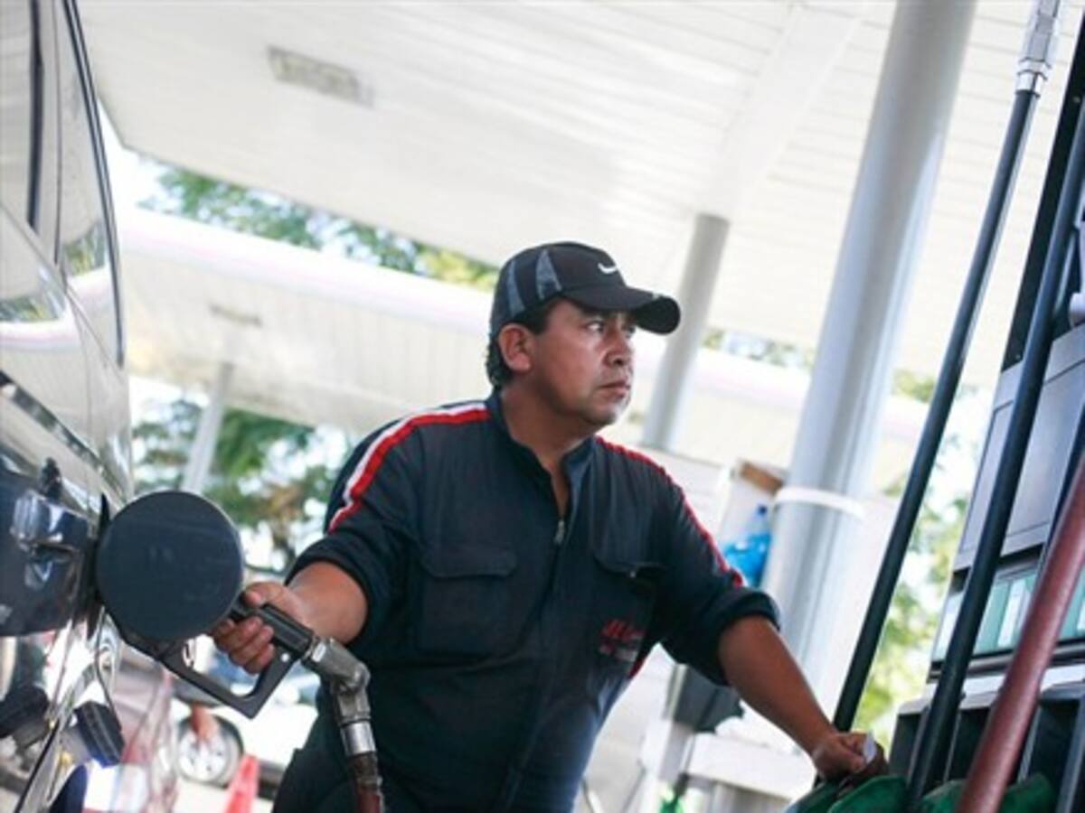 Todas las bencinas bajarán de precio desde este jueves