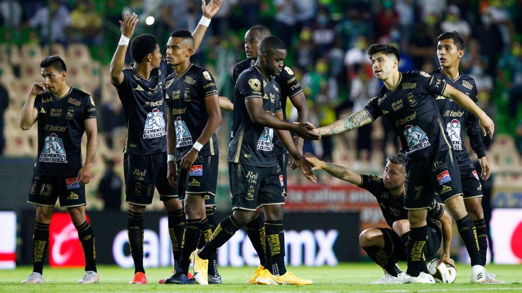 LEON, MEXICO - MAY 09: Joel Campbell #12 of Leon shakes hands with teammate Victor Davila #7 after missing a penalty in the shootout during the playoff match between Leon and Toluca as part of the Torneo Guard1anes 2021 Liga MX at Leon Stadium on May 8, 2021 in Leon, Mexico. (Photo by Leopoldo Smith/Getty Images)