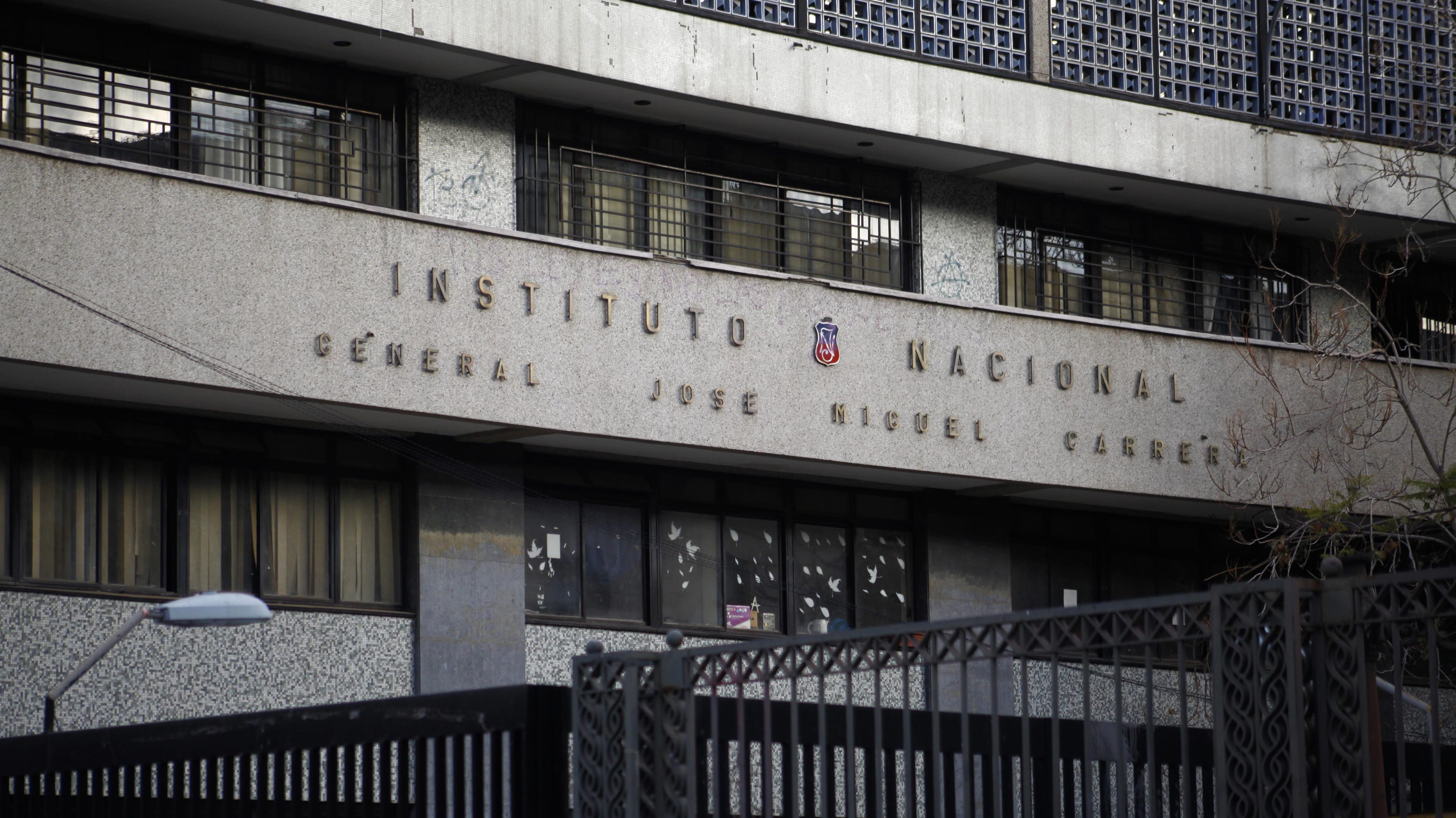 20 de Julio de 2020/SANTIAGOFelipe Alessandri, Alcalde de Santiago da Conocer que por este año no se reanudaran las clases en los colegios de su Comuna, Fachada del Instituto Nacional
FOTO:MAURICIO MENDEZ/AGENCIAUNO