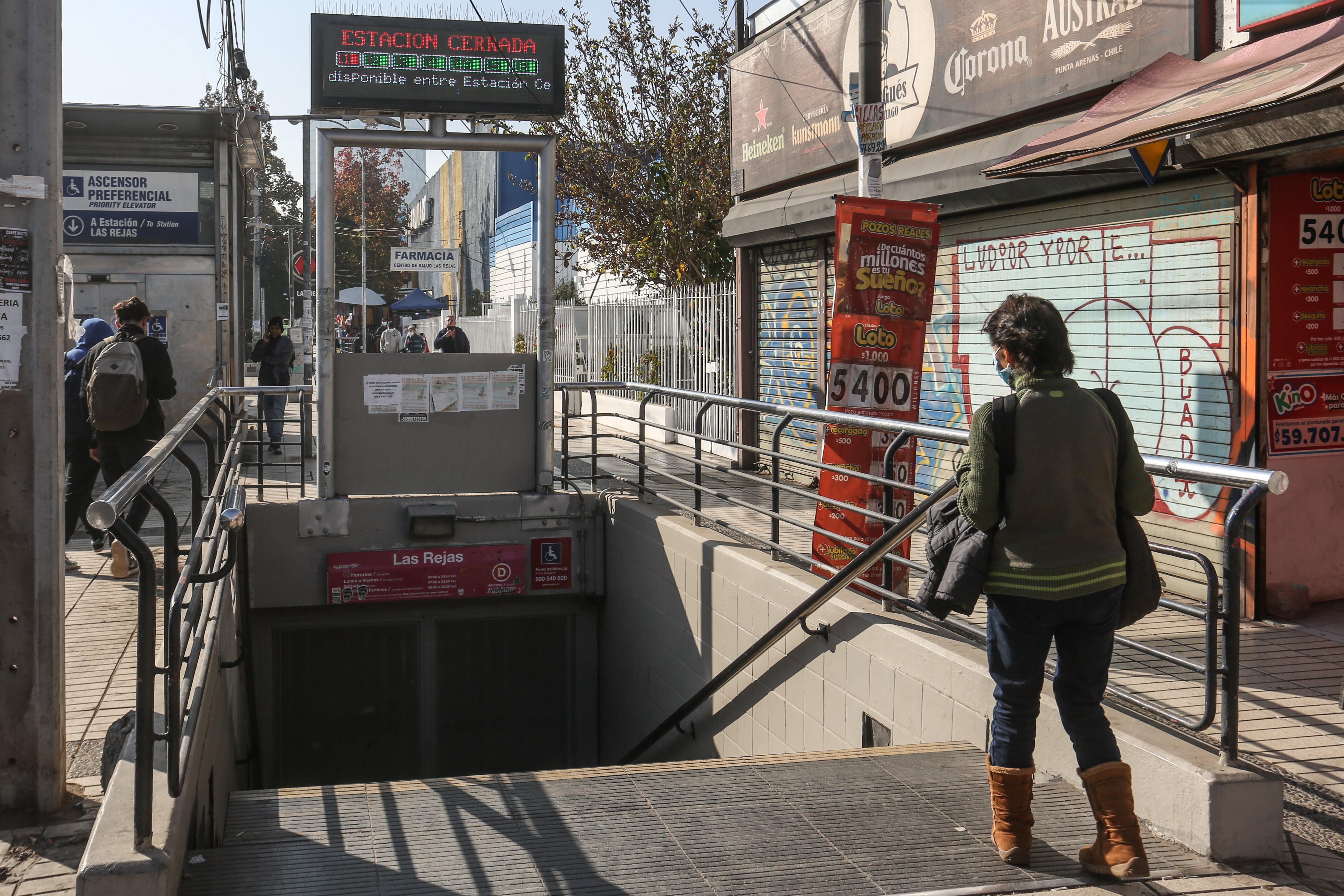 17 de Mayo de 2022/ESTACIÓN CENTRALCarteles de Estación Cerrada luego de que Una Falla Técnica provoca la explosión dentro de un carro de Metro en Estación Las Rejas de la Línea 1 la cual mantiene cerrada
FOTO: DIEGO MARTIN/AGENCIAUNO