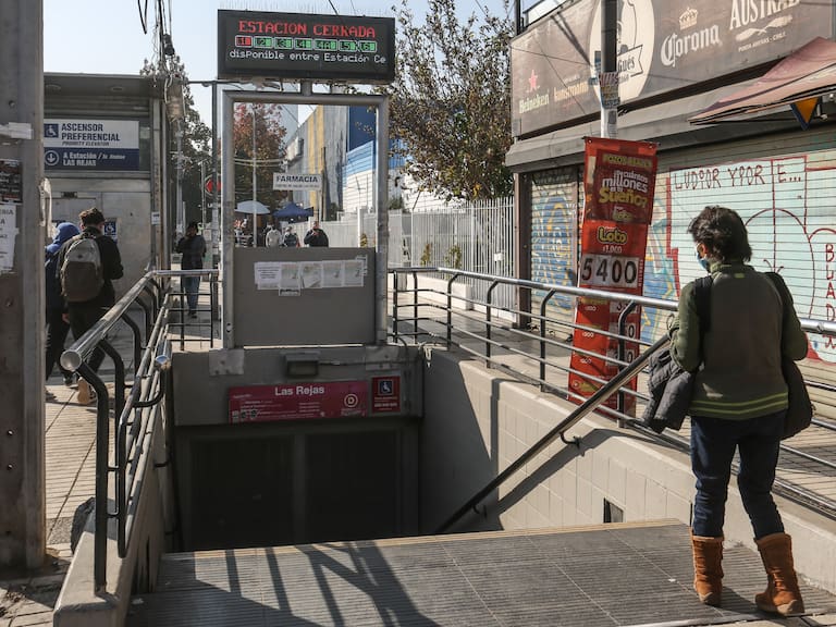 17 de Mayo de 2022/ESTACIÓN CENTRALCarteles de Estación Cerrada luego de que Una Falla Técnica provoca la explosión dentro de un carro de Metro en Estación Las Rejas de la Línea 1 la cual mantiene cerrada
FOTO: DIEGO MARTIN/AGENCIAUNO