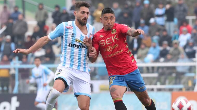 Joaquín Larrivey valora su nivel en el regreso al fútbol chileno: "En Magallanes estaban convencidos de que podía aportar"