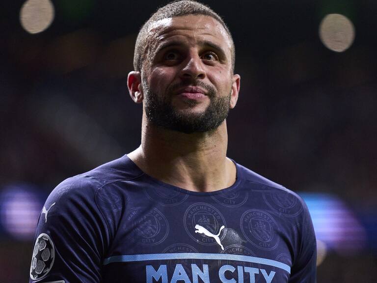 Jugador del Manchester City fue sorprendido orinando las paredes de un hotel en Inglaterra