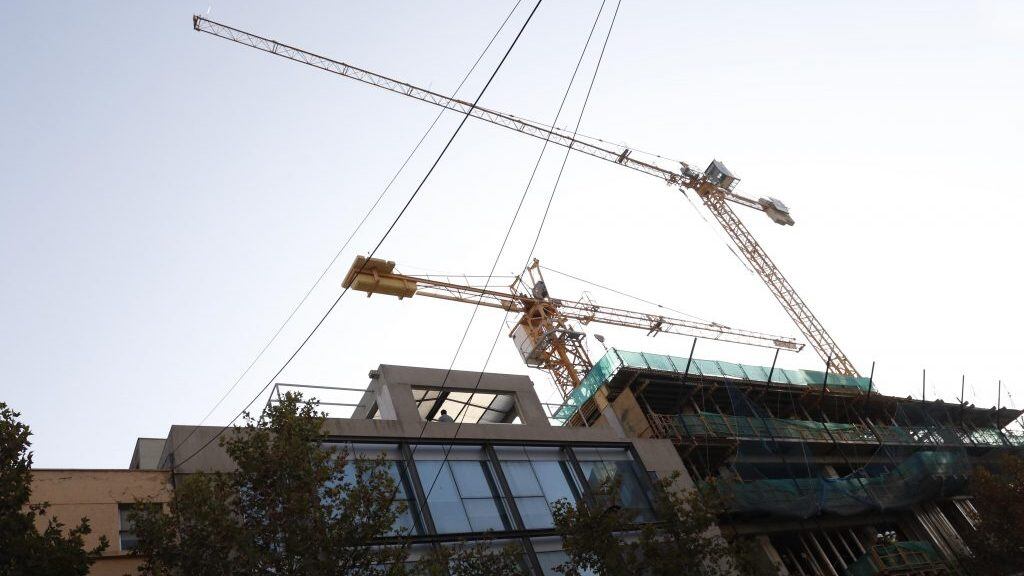 27 de Abril de 2021/SANTIAGODos obreros suben a una Grua en una construcción ubicada en las Esquinas de Marcoleta con Lira,Santiago Centro, para exigir pago de dinero.
FOTO: MAURICIO MENDEZ/AGENCIAUNO