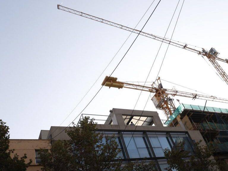 27 de Abril de 2021/SANTIAGODos obreros suben a una Grua en una construcción ubicada en las Esquinas de Marcoleta con Lira,Santiago Centro, para exigir pago de dinero.
FOTO: MAURICIO MENDEZ/AGENCIAUNO