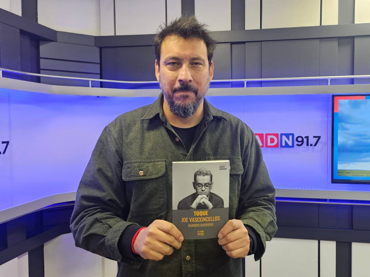 “Toque”: el libro que reconstruye la historia detrás de uno de los discos clave de la música chilena