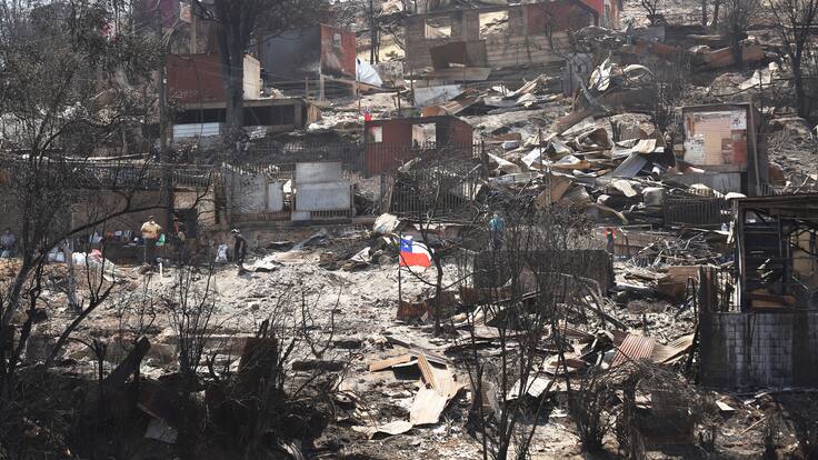 Tras incendio forestal en Valparaíso familiares aún no pueden retirar los cuerpos del Servicio Médico Legal: “Ha sido un dolor inmenso”