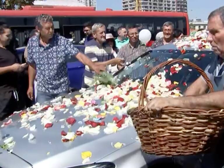 Banderas y pétalos: así despidió la gente a Miguel “Negro” Piñera en la Pérgola de las Flores