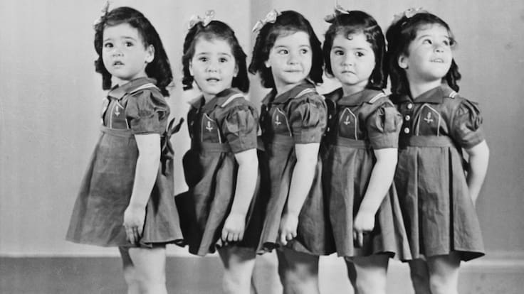 La historia del calvario que vivieron las primeras quintillizas de la historia que sobrevivieron (y los registros de su enorme exposición)