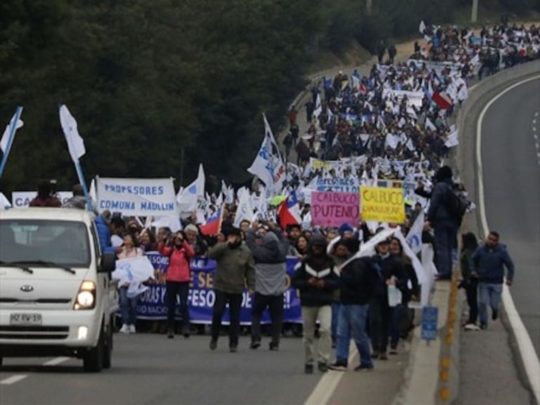 Marcha de profesores en Valparaíso convocó apoyos en el Congreso