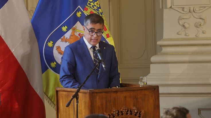 “Cuando estén los recursos, podremos pagar. Antes que eso, es imposible”: Desbordes por bonos impagos a profesores de Santiago