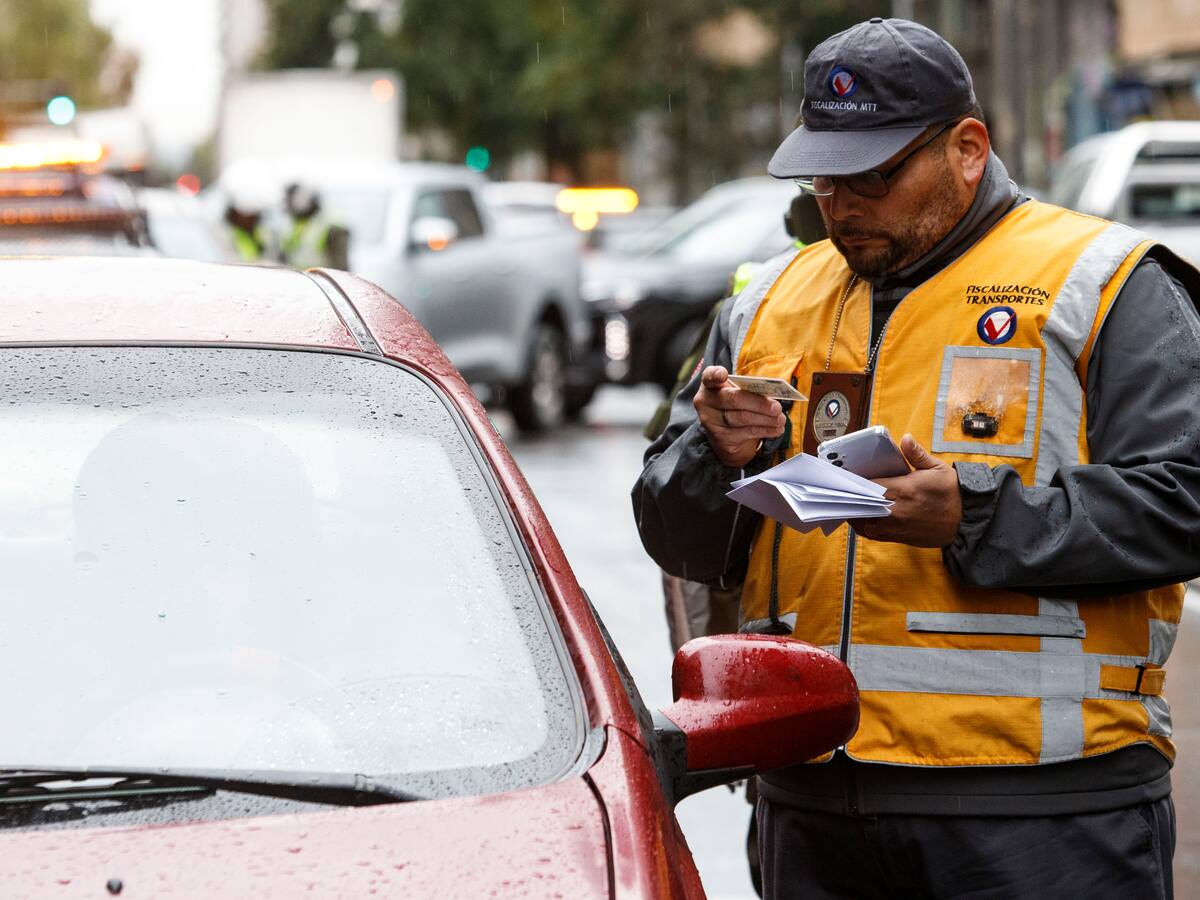 Restricción vehicular en Chile 2026: qué vehículos no pueden circular hoy lunes 18 de mayo en Santiago