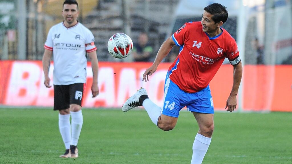 Matías Fernández disfruta su despedida del fútbol: "No tenía ganas de hacerlo, pero esto demuestra que la gente me tiene cariño"