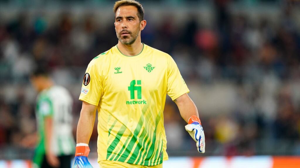 La gran tapada de Claudio Bravo en la visita del Real Betis a la Roma