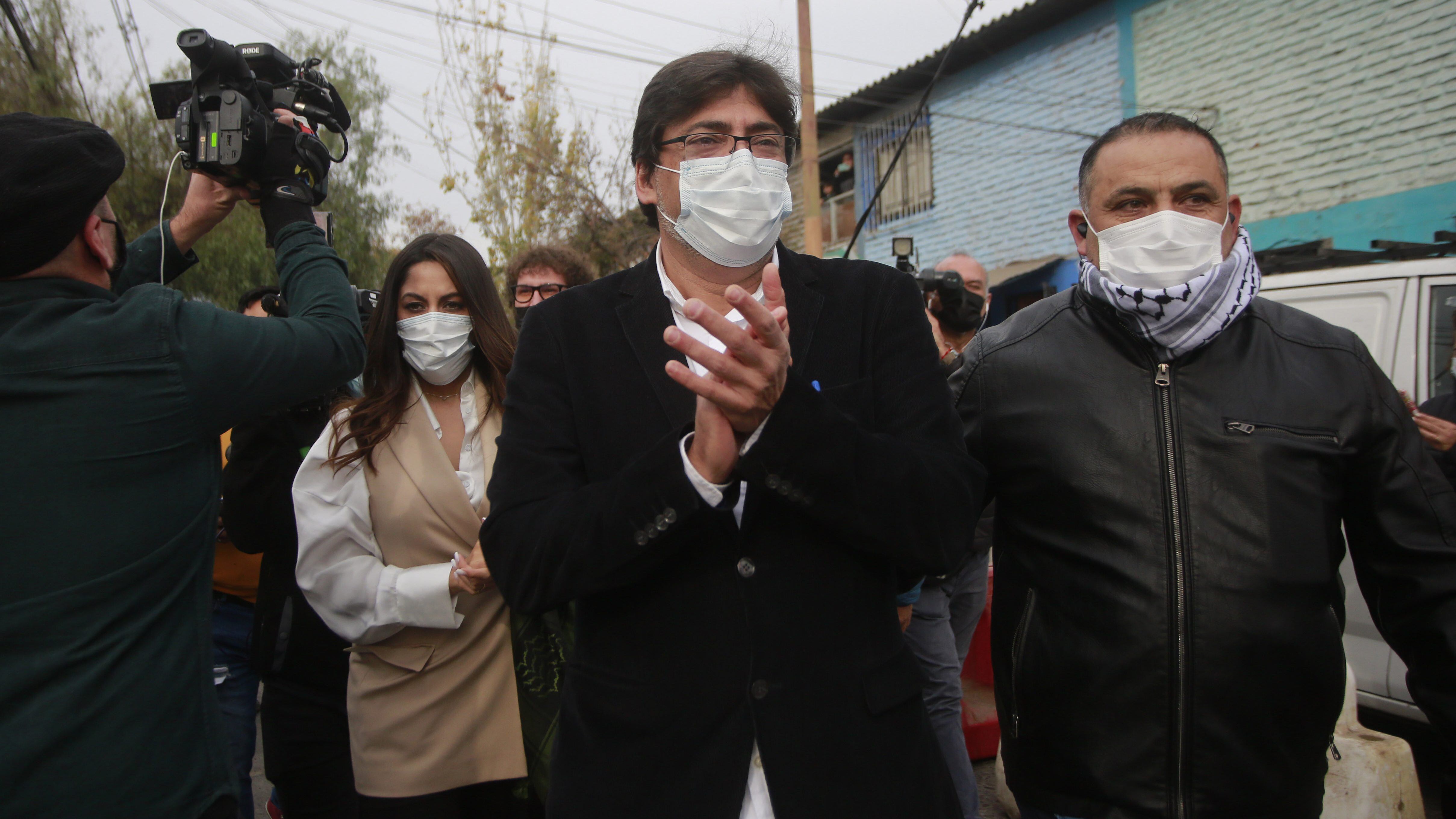 16 de mayo del 2021/SantiagoEl Alcalde de la comuna de Recoleta Daniel Jadue llega hasta el colegio Cuiccuini para votar durante las elecciones municipales 2021.


FOTO: KARIN POZO/AGENCIAUNO