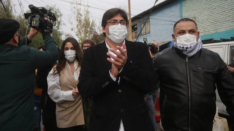 16 de mayo del 2021/SantiagoEl Alcalde de la comuna de Recoleta Daniel Jadue llega hasta el colegio Cuiccuini para votar durante las elecciones municipales 2021.
FOTO: KARIN POZO/AGENCIAUNO
