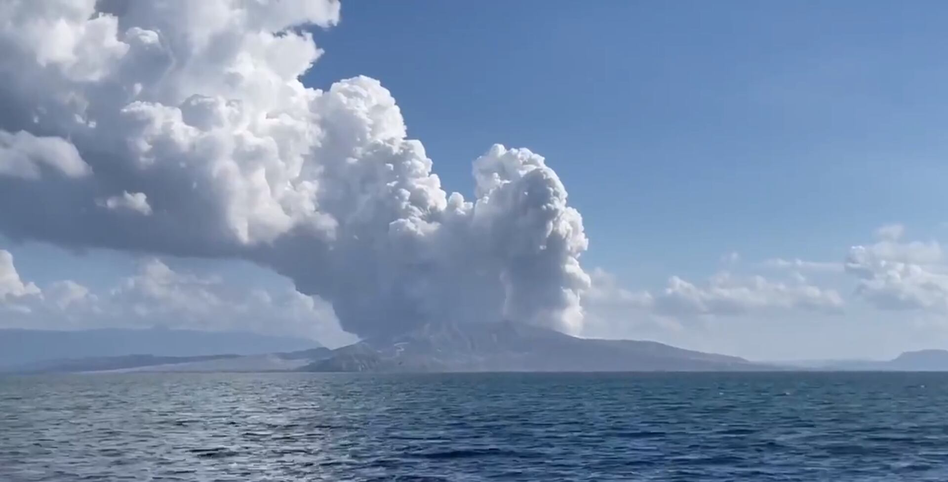 Volcán Taal de Filipinas | Captura Twitter