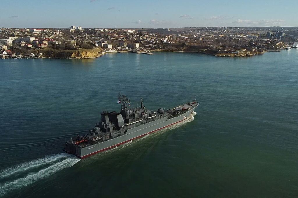 Buque de la armada rusa llega hasta el puerto de Sevastopol en Crimea
