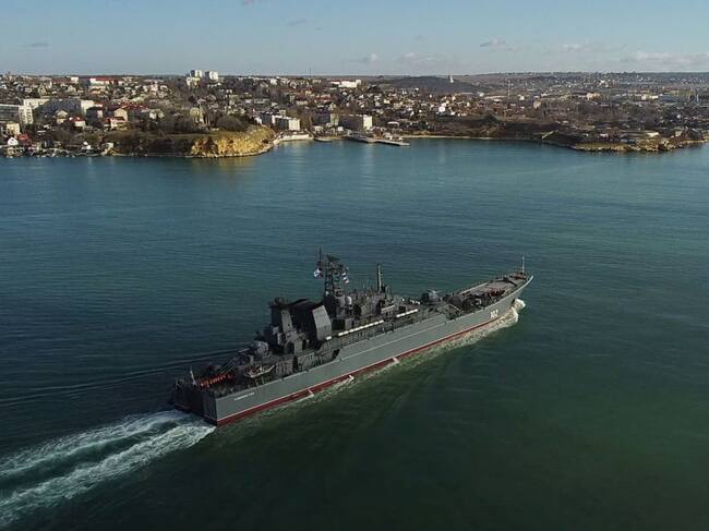 Buque de la armada rusa llega hasta el puerto de Sevastopol en Crimea