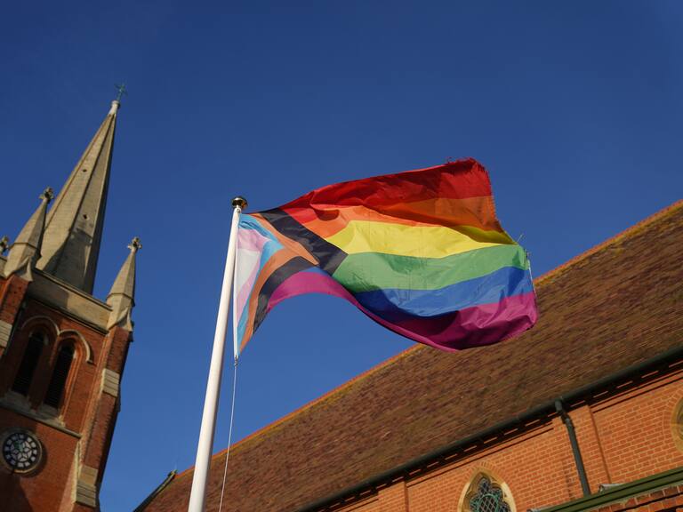 Vaticano se abre a bendecir uniones de parejas del mismo sexo, pero advierte que no se debe “confundir” con matrimonio