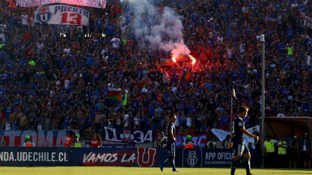 25 de Noviembre de 2018/SANTIAGOHinchas de Universidad de Chile encienden bengalas, durante el partido valido por la vigesimo novena fecha del campeonato Scotiabank 2018, entre Universidad de Chile y Deportes Iquique, disputado en el Estadio Nacional.
FOTO: HANS SCOTT / AGENCIAUNO