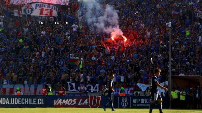 25 de Noviembre de 2018/SANTIAGOHinchas de Universidad de Chile encienden bengalas, durante el partido valido por la vigesimo novena fecha del campeonato Scotiabank 2018, entre Universidad de Chile y Deportes Iquique, disputado en el Estadio Nacional.
FOTO: HANS SCOTT / AGENCIAUNO