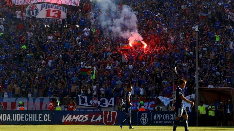 25 de Noviembre de 2018/SANTIAGOHinchas de Universidad de Chile encienden bengalas, durante el partido valido por la vigesimo novena fecha del campeonato Scotiabank 2018, entre Universidad de Chile y Deportes Iquique, disputado en el Estadio Nacional.
FOTO: HANS SCOTT / AGENCIAUNO
