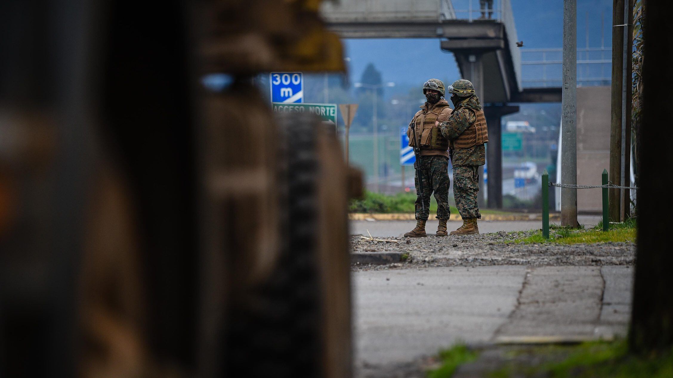 3 DE AGOSTO 2020 / COLLIPULLIEjército resguarda la entrada a la comuna de Collipulli, tras disturbios durante las manifestaciones en apoyo a los presos políticos mapuche en huelga de hambre.
FOTO: MARCOS MALDONADO / AGENCIAUNO