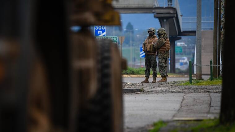 3 DE AGOSTO 2020 / COLLIPULLIEjército resguarda la entrada a la comuna de Collipulli, tras disturbios durante las manifestaciones en apoyo a los presos políticos mapuche en huelga de hambre.
FOTO: MARCOS MALDONADO / AGENCIAUNO